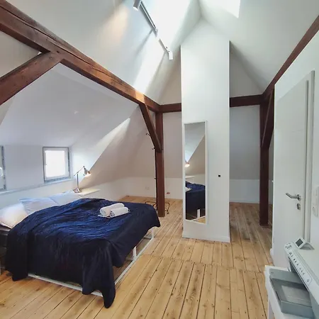 ホームステイ Bedroom With Free Parking *